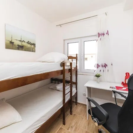 4 Bedroom Cozy In Okrug Gornji Holiday home