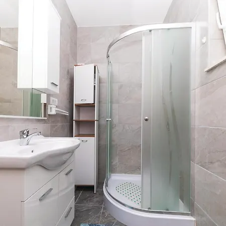 Holiday home 4 Bedroom Cozy In Okrug Gornji