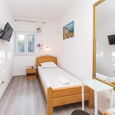 Holiday home 4 Bedroom Cozy In Okrug Gornji Trogir