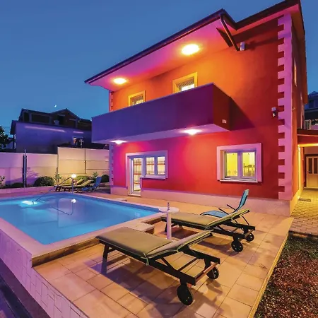 4 Bedroom Cozy In Okrug Gornji *