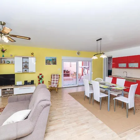 Holiday home 4 Bedroom Cozy In Okrug Gornji Trogir