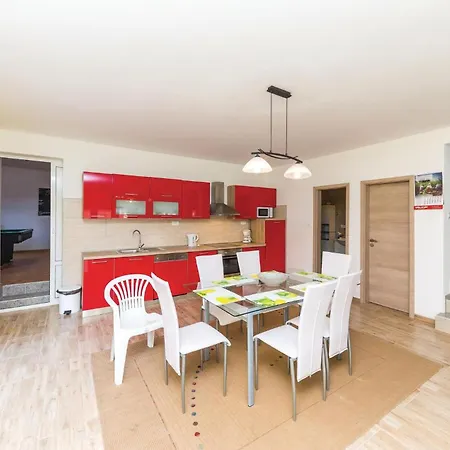 4 Bedroom Cozy In Okrug Gornji *