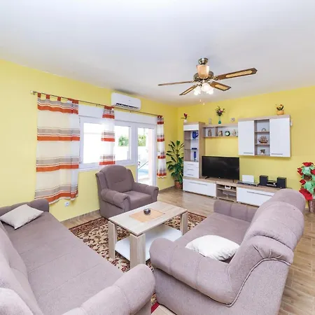 4 Bedroom Cozy In Okrug Gornji Holiday home *