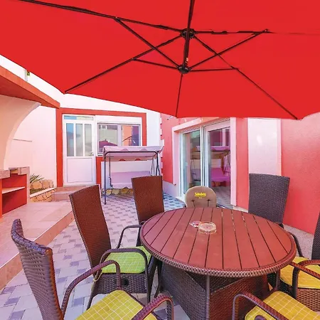 4 Bedroom Cozy In Okrug Gornji *